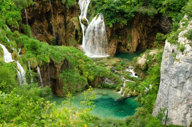 Hırvatistan 'ın Plitvice Natianal Parkı' ndaki şelalelerin manzarası