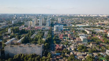 Çatıları ve sokakları Krasnodar merkezi City, Rusya Federasyonu hava uçak görüntülerini soyut. Trafik sıkışıklığı bitirim.