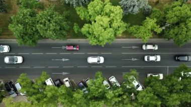 Yaz 2018 hava uçak görüntülerini çatıları ve sokakları Krasnodar merkezi City, Rusya Federasyonu. Yukarıdan aşağıya trafik sıkışıklığı görünümünü.
