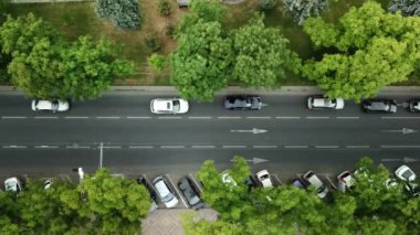 Yaz 2018 hava uçak görüntülerini çatıları ve sokakları Krasnodar merkezi City, Rusya Federasyonu. Yukarıdan aşağıya trafik sıkışıklığı görünümünü.