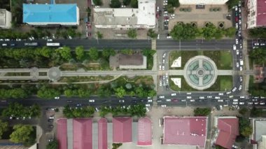 Yaz 2018 hava uçak görüntülerini çatıları ve sokakları Krasnodar merkezi City, Rusya Federasyonu. Yukarıdan aşağıya trafik sıkışıklığı görünümünü.