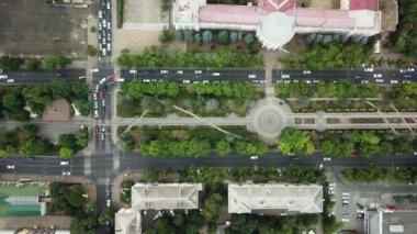 Yaz 2018 hava uçak görüntülerini çatıları ve sokakları Krasnodar merkezi City, Rusya Federasyonu. Yukarıdan aşağıya trafik sıkışıklığı görünümünü.