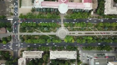 Yaz 2018 hava uçak görüntülerini çatıları ve sokakları Krasnodar merkezi City, Rusya Federasyonu. Yukarıdan aşağıya trafik sıkışıklığı görünümünü.