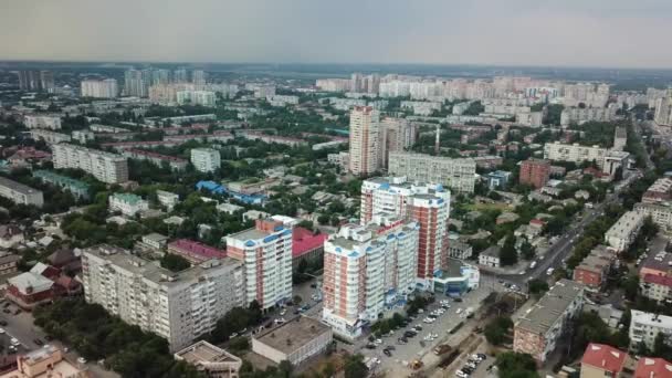俄罗斯克拉斯诺达尔市中心的屋顶和街道的空中无人机镜头 交通拥堵高峰时段 — 图库视频影像