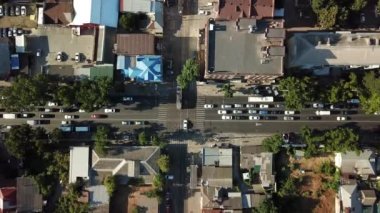 Yaz 2018 hava uçak görüntülerini çatıları ve sokakları Krasnodar merkezi City, Rusya Federasyonu. Yukarıdan aşağıya trafik sıkışıklığı görünümünü.