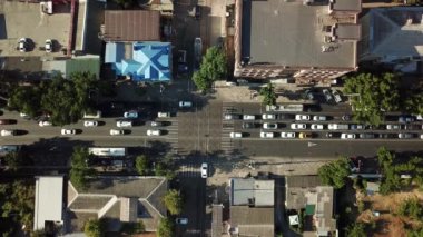 Yaz 2018 hava uçak görüntülerini çatıları ve sokakları Krasnodar merkezi City, Rusya Federasyonu. Yukarıdan aşağıya trafik sıkışıklığı görünümünü.