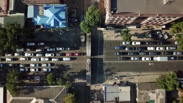 2018夏季 俄罗斯克拉斯诺达尔市中心的屋顶和街道的空中无人机镜头 顶向下的交通堵塞视图 — 图库视频影像