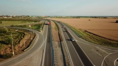 Ulaştırma Kavşağı görüntülerini hava dron yaz, çapraz yol kavşağı gün görünümü yukarıdan yeşil ağaç daire yol ile trafik, yakın bir buğday alandır. Yukarıdan aşağıya trafik sıkışıklığı görünümünü.