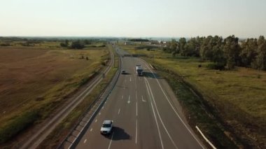 Ulaştırma Kavşağı görüntülerini hava dron yaz, çapraz yol kavşağı gün görünümü yukarıdan yeşil ağaç daire yol ile trafik, yakın bir buğday alandır. Yukarıdan aşağıya trafik sıkışıklığı görünümünü.