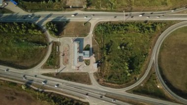 Ulaştırma Kavşağı görüntülerini hava dron yaz, çapraz yol kavşağı gün görünümü yukarıdan yeşil ağaç daire yol ile trafik, yakın bir buğday alandır. Yukarıdan aşağıya trafik sıkışıklığı görünümünü.
