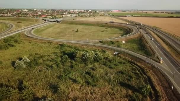 Sommer Drohnenaufnahmen Von Verkehrsknotenpunkt Verkehrskreuzung Tagesansicht Von Oben Mit Grünem — Stockvideo