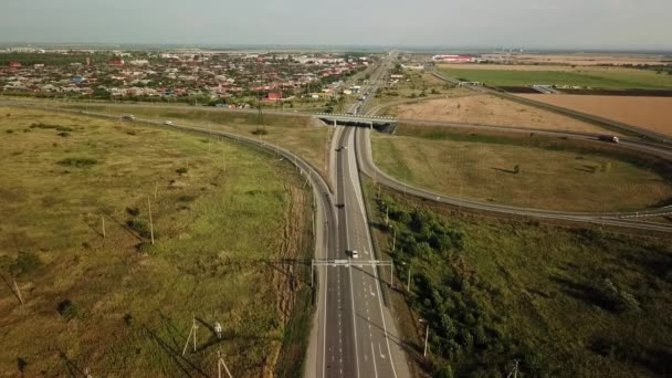 Sommer Drohnenaufnahmen Von Verkehrsknotenpunkt Verkehrskreuzung Tagesansicht Von Oben Mit Grünem — Stockvideo