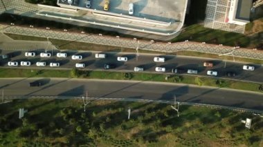 Hava Drone uçuş görünümünü yoğun şehir bitirim yoğun trafik reçel otoyol. Araç kesişme, trafik tepe saatte yolda araba ile havadan görünümü.