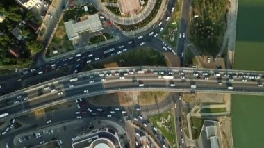 Hava Drone uçuş görünümünü yoğun şehir bitirim yoğun trafik reçel otoyol. Araç kesişme, trafik tepe saatte otomobil yol ve köprü ile havadan görünümü.