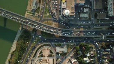 Hava Drone uçuş görünümünü yoğun şehir bitirim yoğun trafik reçel otoyol. Araç kesişme, trafik tepe saatte otomobil yol ve köprü ile havadan görünümü.