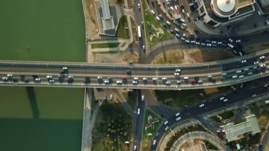 Hava Drone uçuş görünümünü yoğun şehir bitirim yoğun trafik reçel otoyol. Araç kesişme, trafik tepe saatte otomobil yol ve köprü ile havadan görünümü.