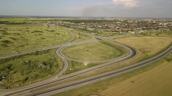 Ulaştırma Kavşağı hava uçak fotoğrafı yaz, çapraz yol kavşağı gün görünümü yukarıdan yeşil ağaç daire yol ile trafik, yakın bir buğday alandır. Yukarıdan aşağıya trafik sıkışıklığı görünümünü.