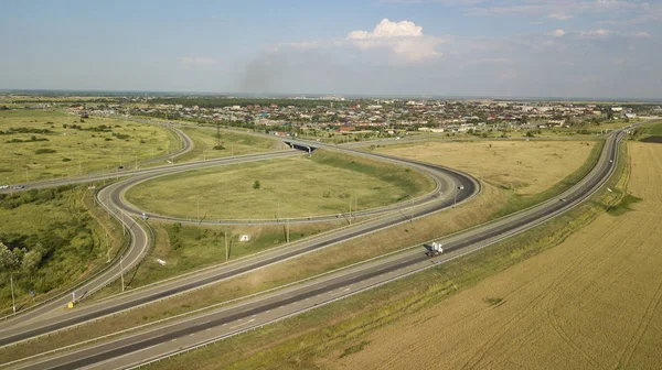 Ulaştırma Kavşağı hava uçak fotoğrafı yaz, çapraz yol kavşağı gün görünümü yukarıdan yeşil ağaç daire yol ile trafik, yakın bir buğday alandır. Yukarıdan aşağıya trafik sıkışıklığı görünümünü.