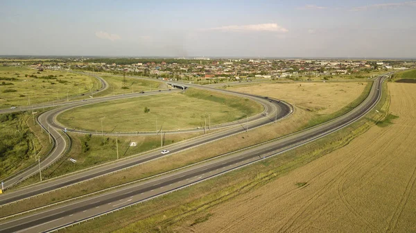 Ulaştırma Kavşağı hava uçak fotoğrafı yaz, çapraz yol kavşağı gün görünümü yukarıdan yeşil ağaç daire yol ile trafik, yakın bir buğday alandır. Yukarıdan aşağıya trafik sıkışıklığı görünümünü.