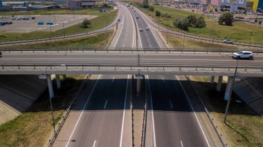 Ulaşım kavşağının yaz havası fotoğrafı, kavşak kavşağı kavşağının kavşak noktası yukarıdan daire şeklinde görünüyor. Trafik sıkışıklığının yukarıdan aşağı görüntüsü.