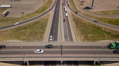 Ulaşım kavşağının yaz havası fotoğrafı, kavşak kavşağı kavşağının kavşak noktası yukarıdan daire şeklinde görünüyor. Trafik sıkışıklığının yukarıdan aşağı görüntüsü.
