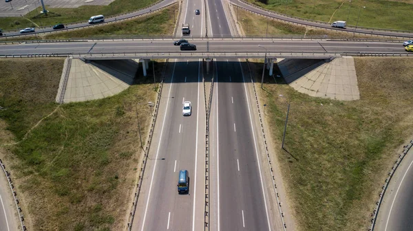 Ulaşım kavşağının yaz havası fotoğrafı, kavşak kavşağı kavşağının kavşak noktası yukarıdan daire şeklinde görünüyor. Trafik sıkışıklığının yukarıdan aşağı görüntüsü.