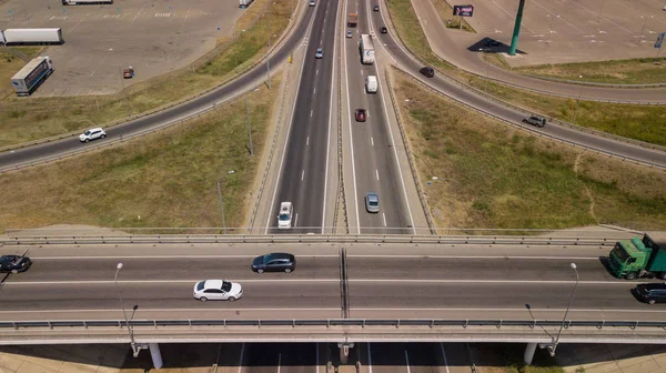 Ulaşım kavşağının yaz havası fotoğrafı, kavşak kavşağı kavşağının kavşak noktası yukarıdan daire şeklinde görünüyor. Trafik sıkışıklığının yukarıdan aşağı görüntüsü.