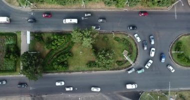 Hava Drone uçuş görünümü görüntülerini çevre yolu şehir trafik sıkışıklığı. Yukarıdan aşağıya dron görünümünden.