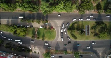 Hava Drone uçuş görünümü görüntülerini çevre yolu şehir trafik sıkışıklığı. Yukarıdan aşağıya dron görünümünden.