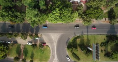 Hava Drone uçuş görünümü görüntülerini çevre yolu şehir trafik sıkışıklığı. Yukarıdan aşağıya dron görünümünden.