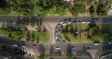 Hava Drone uçuş görünümü görüntülerini çevre yolu şehir trafik sıkışıklığı. Yukarıdan aşağıya dron görünümünden.