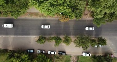 Hava Drone uçuş görünümü görüntülerini çevre yolu şehir trafik sıkışıklığı. Yukarıdan aşağıya dron görünümünden.