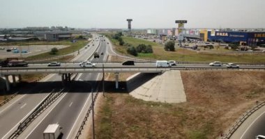 Yaz Hava Ulaştırma Kavşağı, trafik yol kavşağı gün görünümü yukarıdaki daire yol ile çapraz görüntüleri. Yukarıdan aşağıya trafik sıkışıklığı görünümünü.