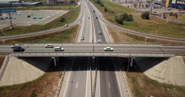 Yaz Hava Ulaştırma Kavşağı, trafik yol kavşağı gün görünümü yukarıdaki daire yol ile çapraz görüntüleri. Yukarıdan aşağıya trafik sıkışıklığı görünümünü.