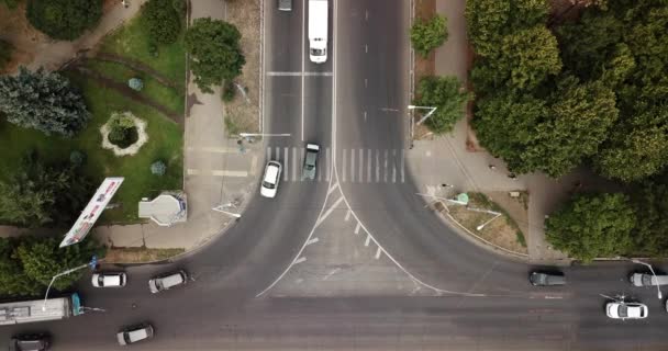 空中无人机飞行观看高速公路城市交通堵塞的镜头 从无人机的自上而下视图 — 图库视频影像