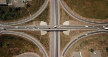 Yaz Hava Ulaştırma Kavşağı, trafik yol kavşağı gün görünümü yukarıdaki daire yol ile çapraz görüntüleri. Yukarıdan aşağıya trafik sıkışıklığı görünümünü.