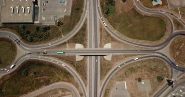 Yaz Hava Ulaştırma Kavşağı, trafik yol kavşağı gün görünümü yukarıdaki daire yol ile çapraz görüntüleri. Yukarıdan aşağıya trafik sıkışıklığı görünümünü.