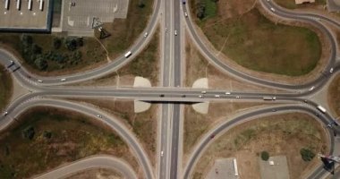 Yaz Hava Ulaştırma Kavşağı, trafik yol kavşağı gün görünümü yukarıdaki daire yol ile çapraz görüntüleri. Yukarıdan aşağıya trafik sıkışıklığı görünümünü.