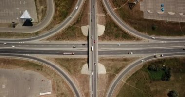 Yaz Hava Ulaştırma Kavşağı, trafik yol kavşağı gün görünümü yukarıdaki daire yol ile çapraz görüntüleri. Yukarıdan aşağıya trafik sıkışıklığı görünümünü.