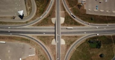 Yaz Hava Ulaştırma Kavşağı, trafik yol kavşağı gün görünümü yukarıdaki daire yol ile çapraz görüntüleri. Yukarıdan aşağıya trafik sıkışıklığı görünümünü.