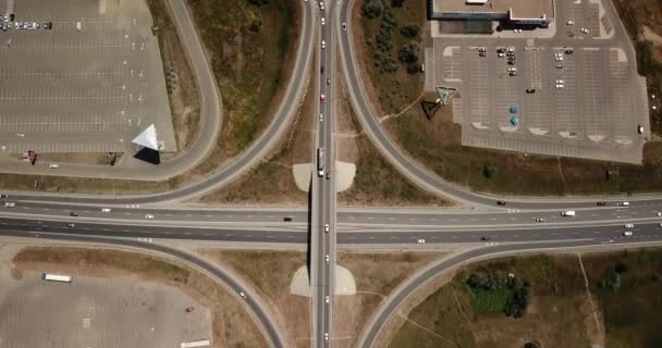 Sommer Luftaufnahmen Von Verkehrsknotenpunkt Verkehrskreuzung Tagesansicht Von Oben Mit Kreisstraße — Stockvideo