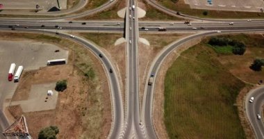 Yaz Hava Ulaştırma Kavşağı, trafik yol kavşağı gün görünümü yukarıdaki daire yol ile çapraz görüntüleri. Yukarıdan aşağıya trafik sıkışıklığı görünümünü.