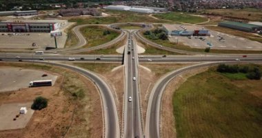 Yaz Hava Ulaştırma Kavşağı, trafik yol kavşağı gün görünümü yukarıdaki daire yol ile çapraz görüntüleri. Yukarıdan aşağıya trafik sıkışıklığı görünümünü.