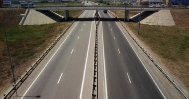 Yaz Hava Ulaştırma Kavşağı, trafik yol kavşağı gün görünümü yukarıdaki daire yol ile çapraz görüntüleri. Yukarıdan aşağıya trafik sıkışıklığı görünümünü.