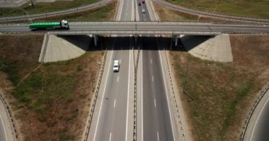 Yaz Hava Ulaştırma Kavşağı, trafik yol kavşağı gün görünümü yukarıdaki daire yol ile çapraz görüntüleri. Yukarıdan aşağıya trafik sıkışıklığı görünümünü.