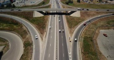 Yaz Hava Ulaştırma Kavşağı, trafik yol kavşağı gün görünümü yukarıdaki daire yol ile çapraz görüntüleri. Yukarıdan aşağıya trafik sıkışıklığı görünümünü.