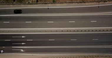 Yaz Hava Ulaştırma Kavşağı, trafik yol kavşağı gün görünümü yukarıdaki daire yol ile çapraz görüntüleri. Yukarıdan aşağıya trafik sıkışıklığı görünümünü.