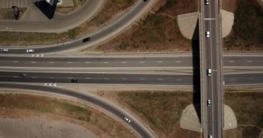 Yaz Hava Ulaştırma Kavşağı, trafik yol kavşağı gün görünümü yukarıdaki daire yol ile çapraz görüntüleri. Yukarıdan aşağıya trafik sıkışıklığı görünümünü.