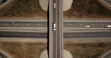 Yaz Hava Ulaştırma Kavşağı, trafik yol kavşağı gün görünümü yukarıdaki daire yol ile çapraz görüntüleri. Yukarıdan aşağıya trafik sıkışıklığı görünümünü.