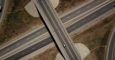 Yaz Hava Ulaştırma Kavşağı, trafik yol kavşağı gün görünümü yukarıdaki daire yol ile çapraz görüntüleri. Yukarıdan aşağıya trafik sıkışıklığı görünümünü.